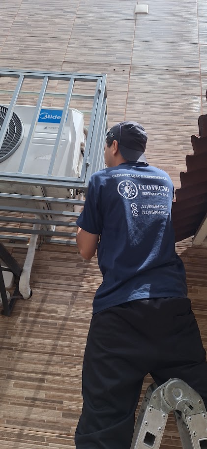 Técnico Ecotecno trabalhando em condensadora de ar-condicionado