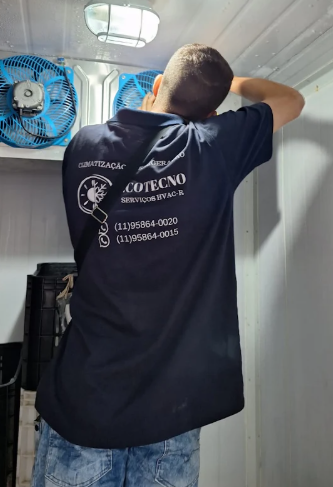 Limpeza de ar-condicionado em ambiente empresarial