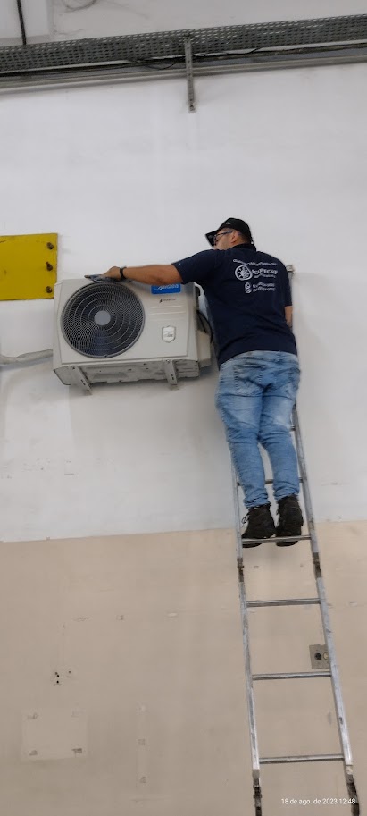 Técnico Ecotecno realizando manutenção em condensadora
